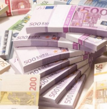 Euro trades at 4.9388 RON