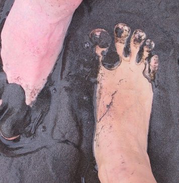 Atenție la nămolul vândut pe plajă. Avertismentul medicilor