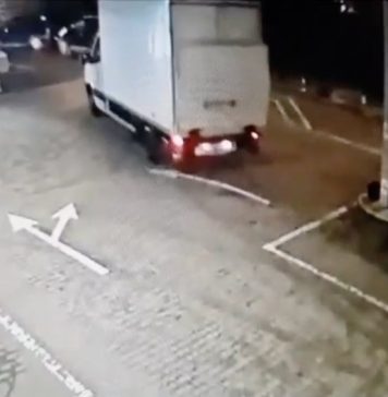 Trei tineri au furat haine în valoare de 50.000 de lei dintr-un camion, cu ajutorul șoferului, în Sectorul 3