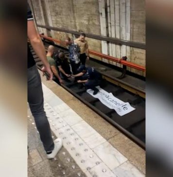 Bărbatul care s-a legat cu cătuşele de şina de la metrou, dus la o unitate medicală