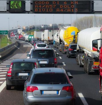 Incident pe DN1 pe sensul către București: au fost implicate trei autoutilitare