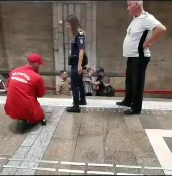 Un călător s-a legat cu cătuşe de o şină, în staţia Piaţa Unirii 2/ UPDATE: Persoana a fost scoasă din calea de rulare
