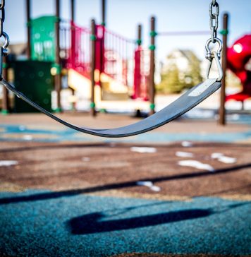 O fetiţă a căzut inconştientă după ce s-a electrocutat într-un parc pentru copii din Sectorul 6