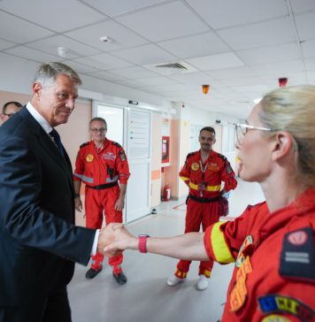 „Suntem umiliţi şi daţi afară din spital să vină Iohannis şi mama stă de la 11 să aștepte salvarea?”!
