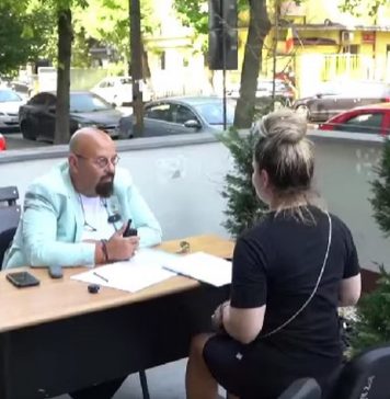 Cristian Popescu Piedone și-a scos biroul în curtea primăriei: discuții cu comunitatea împovărată de problemele vieții și ale birocrației