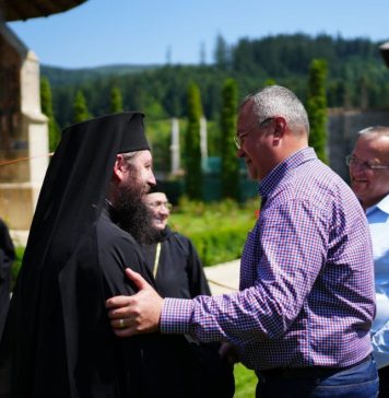 Preşedintele PNL, Nicolae Ciucă, a primit ”Crucea Bucovinei” pentru „merite deosebite în sprijinirea bisericii și a comunității” cu binecuvântarea Înaltpreasfințitului Părinte Calinic, arhiepiscop al Sucevei și Rădăuților