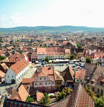 Cele mai populare destinații pentru minivacanţa de Sfânta Maria: Braşov, Sibiu, Oradea şi Bucureşti sunt cele mai rezervate