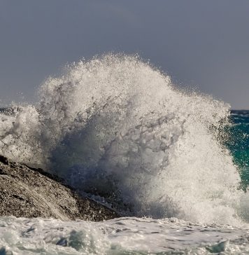 Apelul autorităţilor către turişti: „Nu vă aventuraţi dacă marea e agitată şi valurile mari!”