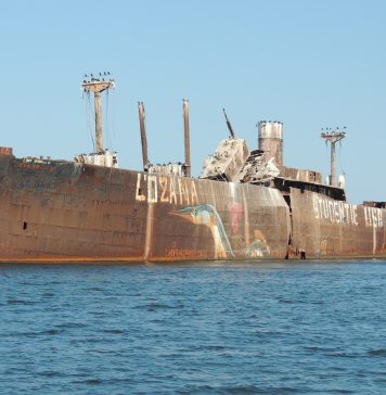 VIDEO/ Alertă pe litoral. O mină marină s-a lovit de dig în Costinești și a explodat