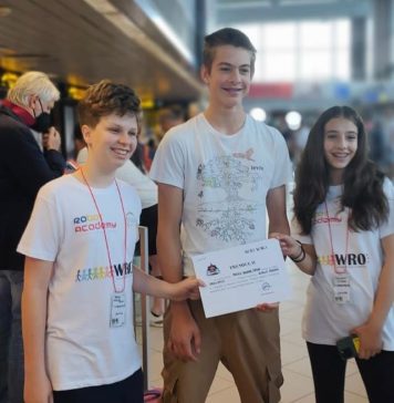 Trei elevi din București reprezintă România în Danemarca, la World Robot Olympiad