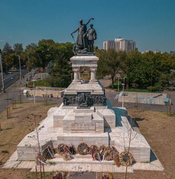 FOTO/ Primăria Capitalei continuă să curețe monumentele din București