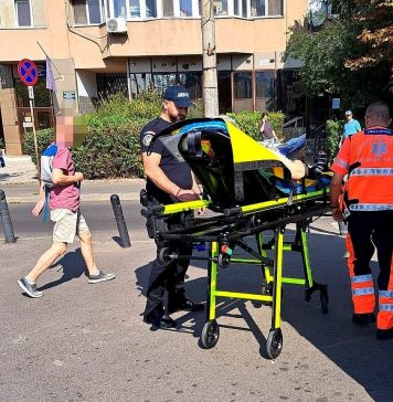 FOTO/ Femeie în scaun cu rotile, căzută în apropiere de linia de tramvai, a fost salvată de jandarmii din București
