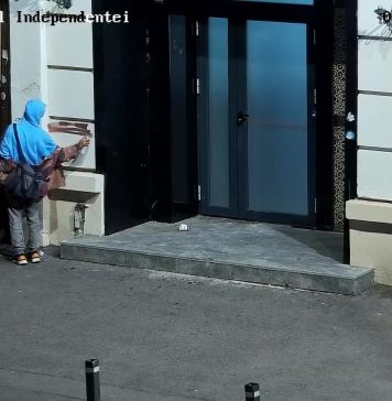 O femeie care mâzgălea fațada unei clădiri din Centrul Vechi, prinsă și amendată de poliție