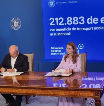 Romeo Dunca, președintele Consiliului Județean Caraș-Severin, a semnat contractul de finanțare pentru proiectul Microbuze electrice pentru elevi