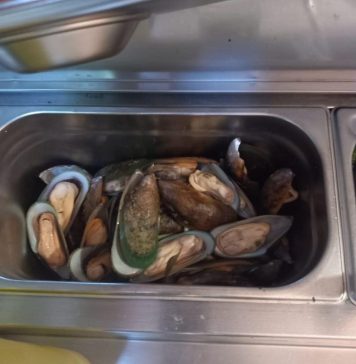 FOTO/ Protecția Consumatorului a închis Taverna Racilor din Herăstrău. Inspectorii au găsit scoici putrede și somon mucegăit