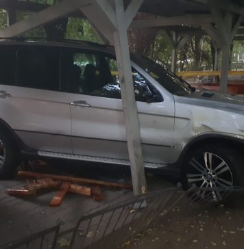 FOTO/ Șofer căutat de Poliție, după ce a intrat cu mașina într-un parc din București și a distrus un spațiu pentru șahiști