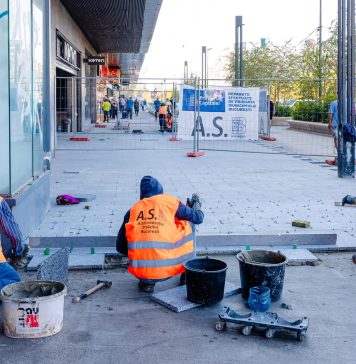 FOTO/ Lucrările pentru repararea trotuarelor din fața magazinului Unirea avansează