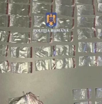 O femeie a sunat la 112, fiind agresată de fiul ei. Polițiștii au găsit peste 100 de plicuri cu ”praf alb”