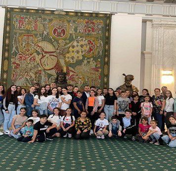 50 de copii din comuna Dudești au efectuat o vizită la Palatul Parlamentului, la inițiativa deputatului și președintelui PNL Brăila, Alexandru Popa