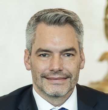 Burgergate capătă amploare. După comentariile lui Nehammer despre sărăcia în rândul copiilor opoziția atacă