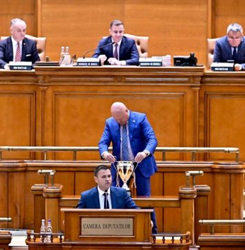 Echipa Parlamentului României a câştigat pentru a patra oară campionatul interparlamentar de fotbal; Cupa castigata – prezentata in plen