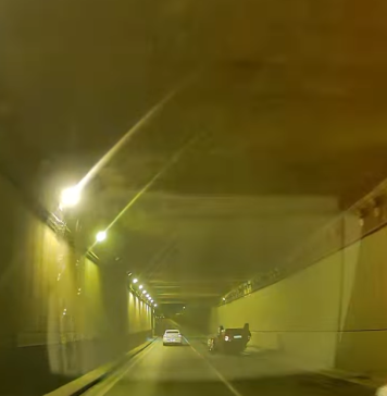 Un şofer beat s-a răsturnat cu maşina în Pasajul Piaţa Muncii