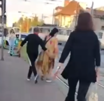 VIDEO/ Bărbat care atingea femeile în zonele intime, într-o staţie de tramvai din Capitală, prins în flagrant de jandarmi
