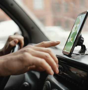 Waze vs. Apple Maps. Care dintre aplicații se descurcă mai bine prin traficul serios din București