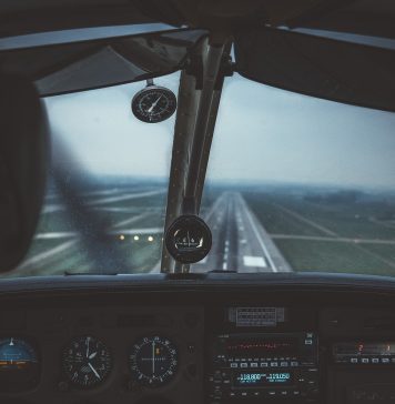 O companie aeriană din România anunță că recrutează piloți și însoțitori de zbor