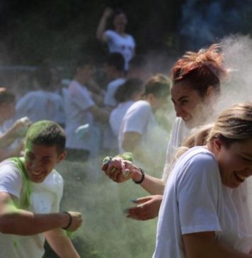 Un bucureștean și-a parcat mașina pe traseul Color Run București: ,,nu sunt de acord deloc cu urmele care rămân după astfel de evenimente”