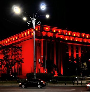 Palatul Victoria, iluminat în roșu, cu prilejul Zilei Mondiale de Conștientizare Duchenne