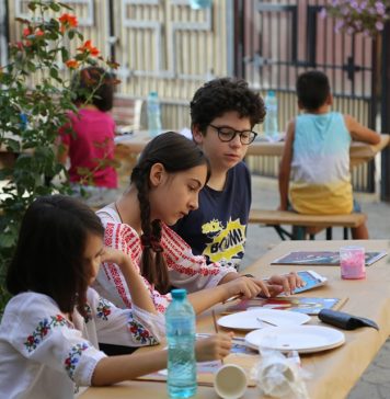 Copiii pompierilor ISU B-IF au pictat icoane pe sticlă. Banii adunați din vânzări, donați pompierilor răniți la Crevedia