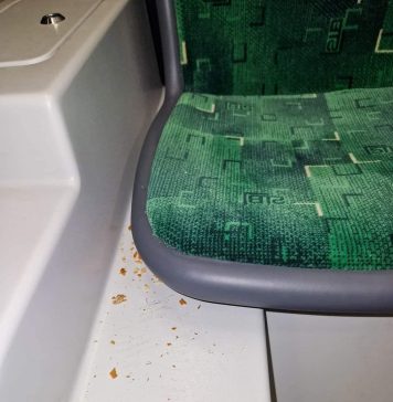 FOTO/ Tramvaiul Imperio de pe linia 21 a fost vandalizat din prima zi. STB: Prima zi în traseu, primele ”amintiri”