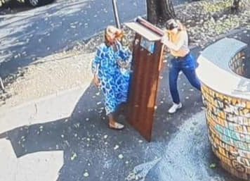 O femeie care a lăsat pe trotuar un cuier din lemn, amendată cu 2.000 de lei în Sectorul 6