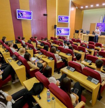 Nicuşor Dan: A început a doua ediţie a programului care le oferă elevilor servicii de orientare în carieră