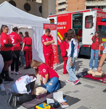 Ziua Mondială a Resuscitării: demonstrații de ajutor de urgență printr-un flash mod cu 50 de voluntari în Piața Romană din București