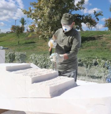 Tabăra de sculptură monumentală, în Parcul dintre Flori din Buftea
