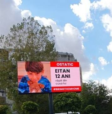 Ambasada Israelului în România: Panouri expuse pe întreg teritoriul României! Mai mult de 3.000 de persoane (femei, bărbați și copii, cu vârsta între 3 luni și 85 de ani) au fost rănite, ucise, bătute, violate și despărțite în mod brutal de familiile lor, de către Hamas