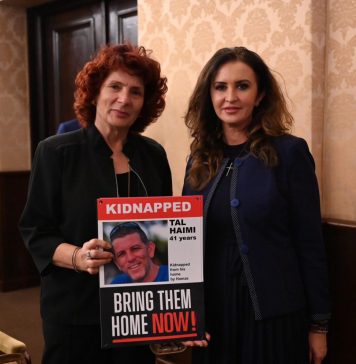 Natalia Intotero, ministrul Familiei, la spectacolul de teatru „The Warden of Block 11”, realizat de actori cu dizabilități de vedere, la Teatrul Evreiesc de Stat