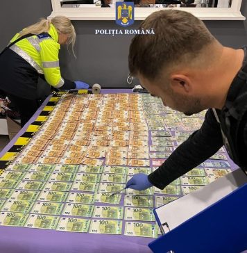 VIDEO/ Percheziții la domiciliile unor persoane bănuite de săvârșirea infracțiunilor de șantaj și camătă