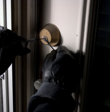 Schema prin care un bărbat şi o femeie din Bucureşti au pus mâna pe 33.000 de lei