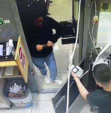 Şapte tineri au fost reţinuţi după ce au furat carduri de la turiştii din Centrul Vechi. Au făcut plăți de 7.000 de euro