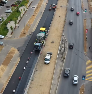 VIDEO/ Se asfaltează tronsonul cuprins între intersecția cu străzile Brașov și Râul Doamnei din Prelungirea Ghencea