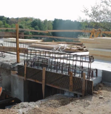 VIDEO / Stadiul lucrărilor de la podul din Parcul Tineretului. Podul nu a fost niciodată reparat de când a fost construit