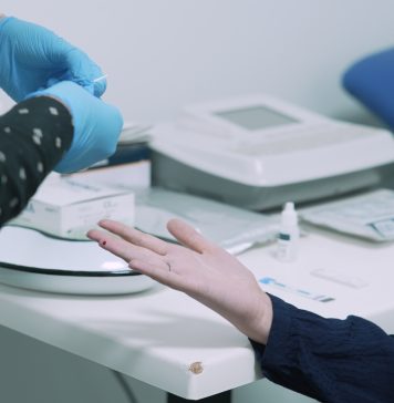 Caravana de testare medicală gratuită în universitățile din București! Studenții se pot testa pentru hepatita B, hepatita C și HIV