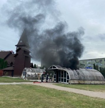 Incendiu în centrul municipiului Braşov, în apropierea bisericii din lemn