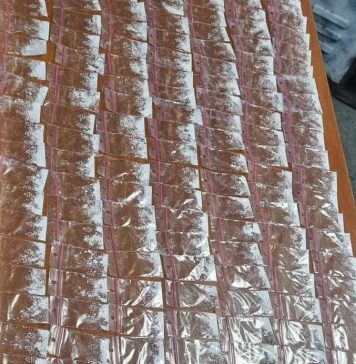 Un băiat de 16 ani a fost prins cu peste 200 de pliculețe cu droguri în centrul Bucureștiului