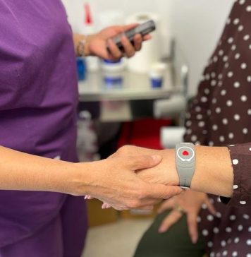 Aproape 200 de persoane din Sectorul 1 poartă ”Brățara Vieții”. Sistemul, gratuit pentru cei cu venituri de până la 2.500 lei/lună