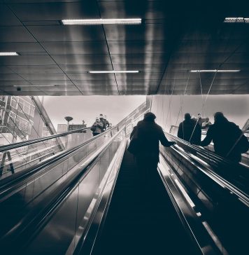 Un oraș din Japonia interzice mersul pe scările rulante