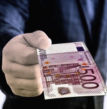 Primarul şi viceprimarul unei comune din Prahova plasaţi sub control judiciar pentru abuz în serviciu, luare şi dare de mită